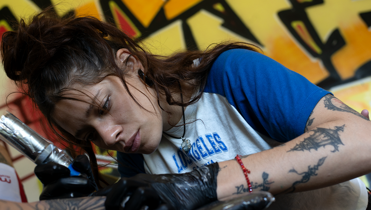 Sol Bontorno explica qué hay detrás de cada diseño que queda en la piel. Foto: Marcos Garcia/MDZ