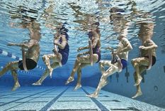Los adultos ingieren 21 mililitros de agua por hora cuando están en una piscina, mientras que los niños ingieren 49 mililitros por hora, según un estudio.