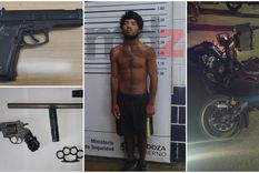 Las armas secuestradas, la moto recuperada y el sujeto que fue detenido junto al niño de 11 años. Las armas secuestradas, la moto recuperada y el sujeto que fue detenido junto al niño de 11 años.