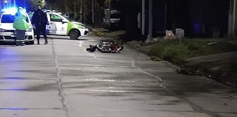 El ladrón se cruzó de casualidad con una patrulla y salió despedido. Su estado es grave Foto: Clarín