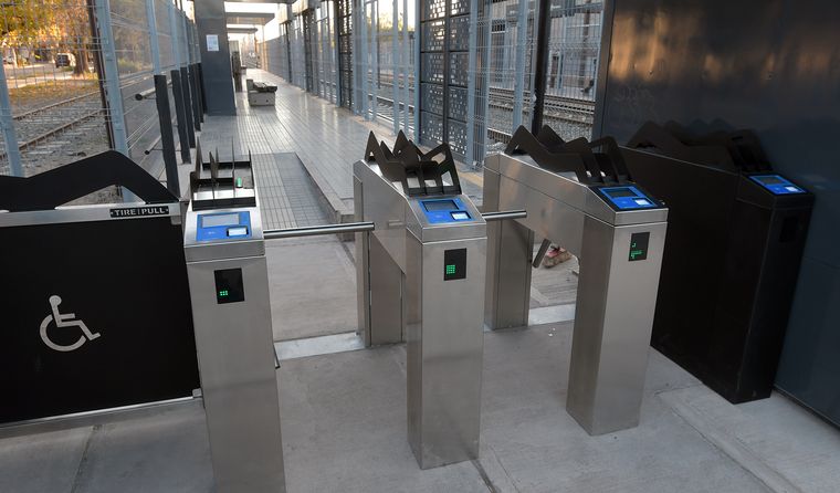 Ciclistas rompieron los molinetes de un parador del Metrotranvía.&nbsp;
