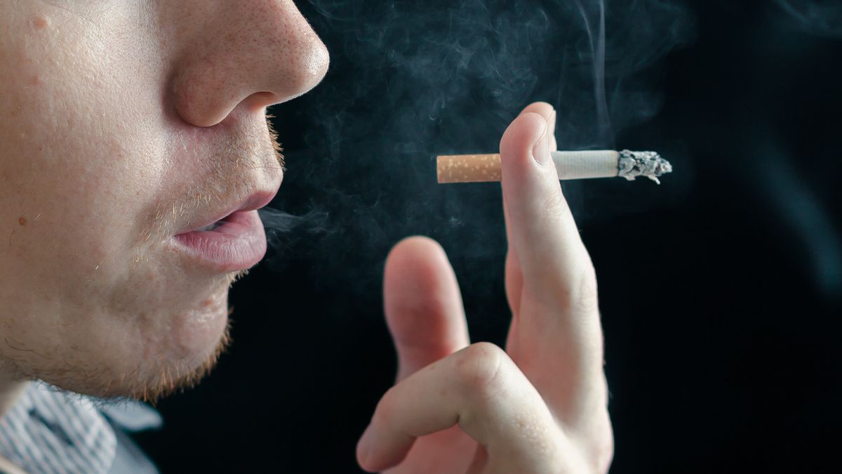 Reino Unido aprueba una ley para prohibir fumar de por vida a los nacidos después del 2008