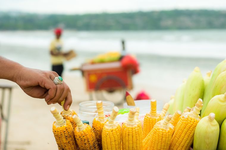 Compró un choclo en la playa y la estafaron.