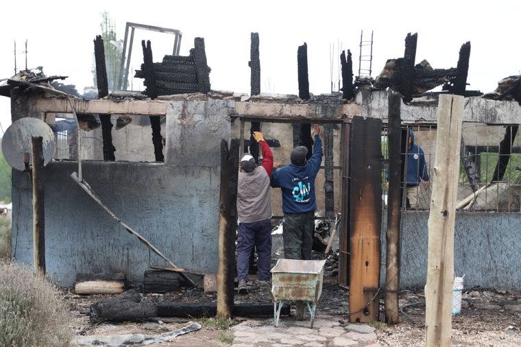 Algunas familias de Luján de Cuyo perdieron todo por el accionar del fuego Foto: Foto: Santiago Tagua