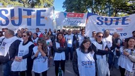 Miembros del SUTE se reunieron frente a la legislatura de Mendoza en reclamo por la situación actual OSEP