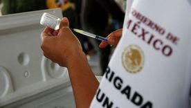 Tras varios retrasos, el primer lote de vacunas AstraZeneca contra covid-19 producidas en América Latina será distribuido en los próximos días. Foto: GETTY IMAGES