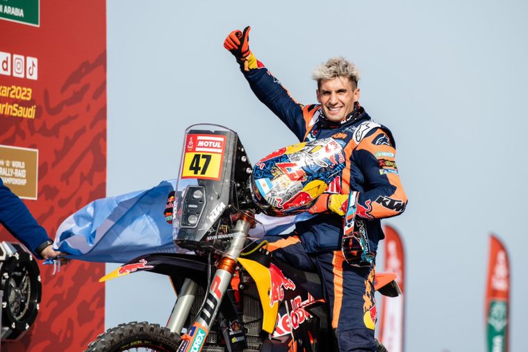 Kevin Benavides celebra su consagración en el Dakar 2023. Foto: @kmbenavides