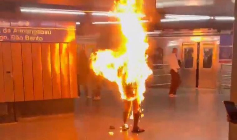 Brasil: un hombre se prendió fuego en el metro de Sao Paulo y causó conmoción.