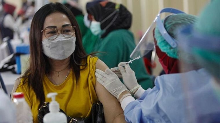 Cuando apareció la vacuna contra el virus SARS-CoV-2, no dejaron de darse argumentos que advertían las posibles consecuencias negativas sobre su impacto social. Foto: GETTY IMAGES