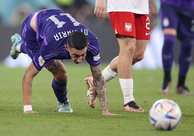 Scaloni encendió las alarmas al decir que Di María finalizó el partido ante Polonia con una leve molestia en el cuádriceps. Foto: EFE