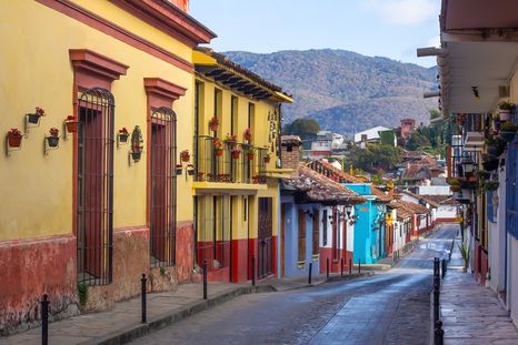 Enclavado en las montañas de Chiapas, este pueblo combina historia viva, arquitectura colonial y una energía cultural que lo hace único. Enclavado en las montañas de Chiapas, este pueblo combina historia viva, arquitectura colonial y una energía cultural que lo hace único.