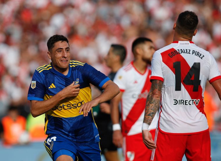Merentiel celebra el gol en la cara de González Pires. Foto: NA