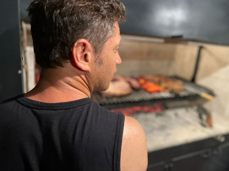 Kicillof se mostró durante las fiestas haciendo un asado para su familia. Foto: Twitter Axel Kicillof
