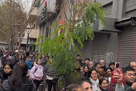 Cientos de ciudadanos atrapados en el delirio y caos en el centro mendocino tras la multitudinaria convocatoria. Cientos de ciudadanos atrapados en el delirio y caos en el centro mendocino tras la multitudinaria convocatoria.