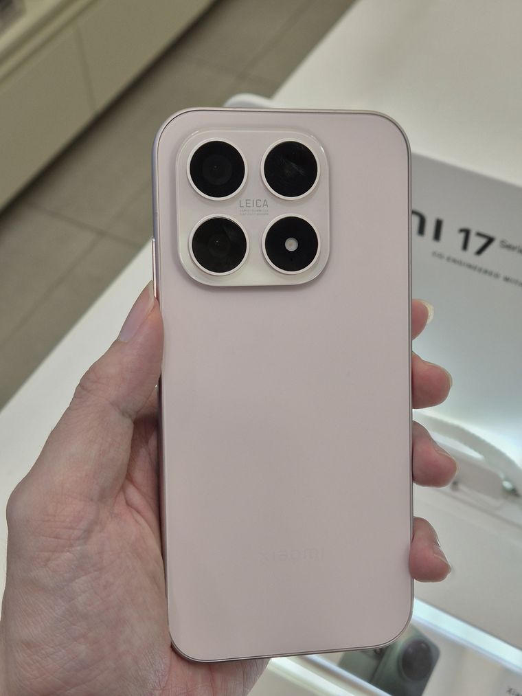 La versión base del teléfono entrega una autonomía superior gracias a su celda de energía de 6.330 mAh. La versión base del teléfono entrega una autonomía superior gracias a su celda de energía de 6.330 mAh.