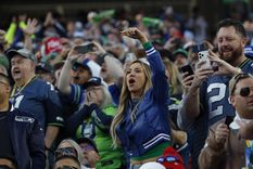 Hinchas de Seattle Seahawks alientan al equipo durante la primera mitad del Super Bowl LX de la NFL ante los New England Patriots.