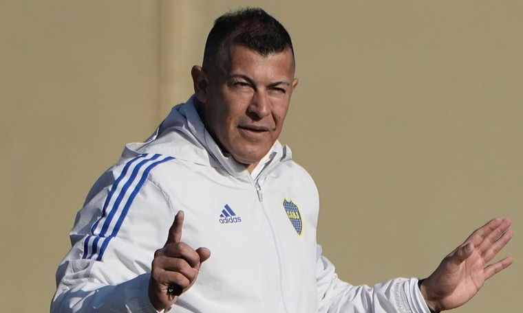 El DT paró al equipo titular para visitar a la Academia. Foto: @BocaJrsOficial