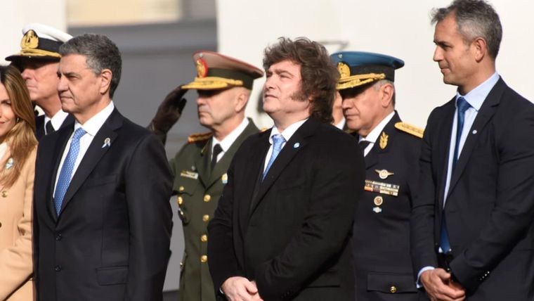 Javier Milei entonó las estrofas del Himno Nacional frente al Cabildo luego de la dura homilía de García Cuerva. Javier Milei entonó las estrofas del Himno Nacional frente al Cabildo luego de la dura homilía de García Cuerva.