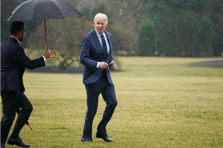Joe Biden trota por el césped de la Casa Blanca después de regresar de su chequeo médico anual en febrero. Foto: GETTY IMAGES