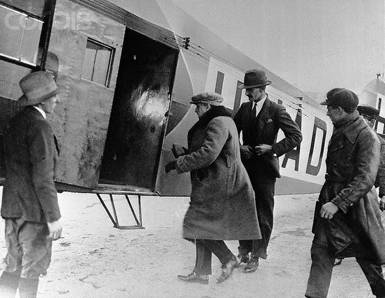 El magnate subiendo a un aeroplano