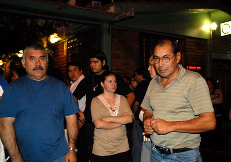 El padre de Damián Nieto, a la derecha, dice que todavía no entiende nada. Foto: Nacho Gaffuri / MDZ