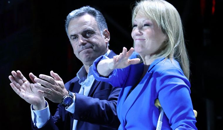 El candidato a la Presidencia de Uruguay por el Frente Amplio, Yamandú Orsi, y su fórmula presidencial, Carolina Cosse, saludan a sus simpatizantes. Foto: Efe.