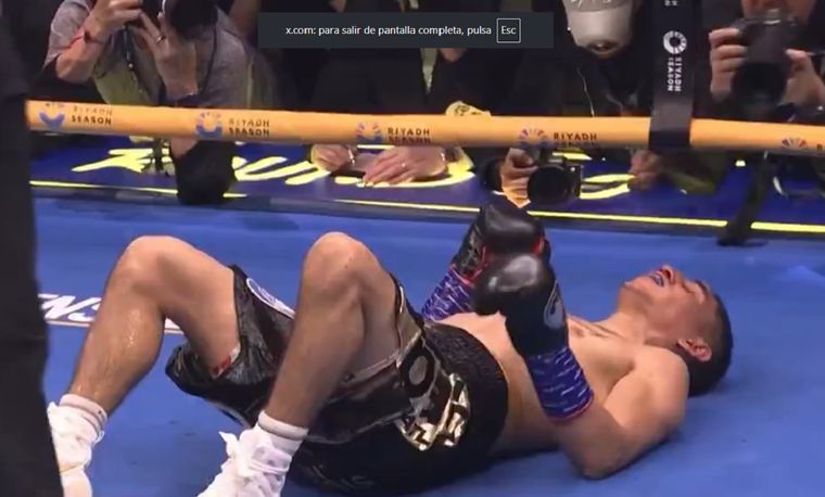 El argentino sufrió su primera derrota profesional tras caer por KO frente a un dominante Bam Rodríguez. &nbsp;