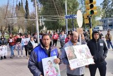 La familia de Gemma junto a amigos y vecinos marchan en un pedido de Justicia para esclarecer las circunstancias de la muerte. Foto: Gentileza