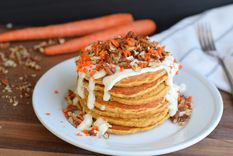 Probá estos panqueques de zanahoria y queso feta con salsa de yogur. Foto: Shutterstock