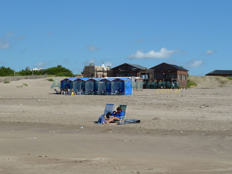Arenas Verdes, entre bosque y mar, es uno de los pueblos más serenos del litoral bonaerense. Arenas Verdes, entre bosque y mar, es uno de los pueblos más serenos del litoral bonaerense.
