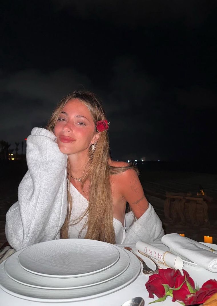 La cantante subió imágenes románticas en la playa. La cantante subió imágenes románticas en la playa.