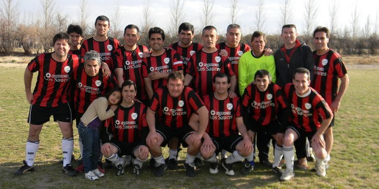 De Primera F.C. estrenando camiseta, otro Milan en Las Virgenes.
