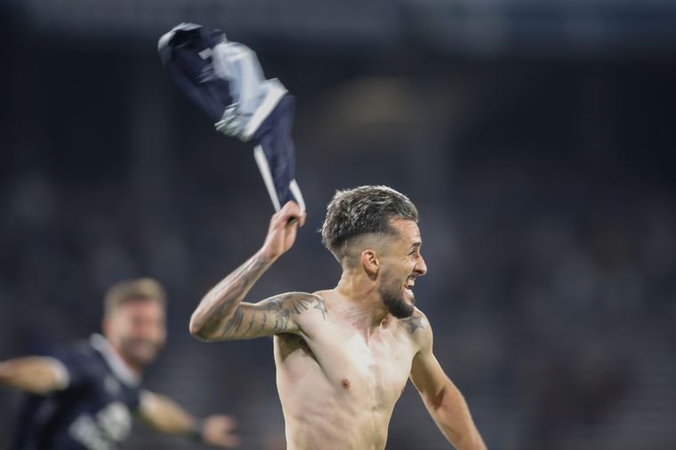 Braian Sánchez celebra el el primer gol Azul. Foto: NA