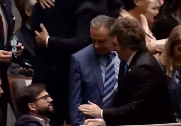 Tenso saludo entre Milei y Boric en Bolivia