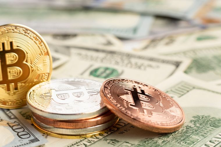 El bitcoin nació en 2009 como consecuencia de la crisis económica mundial de 2008, dando inicio a la era de los criptoactivos, que llegaron para quedarse. Foto: Freepik