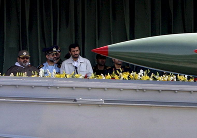 Mahmud Ahmedinejad presentando otro misil meses atrás Foto: EFE