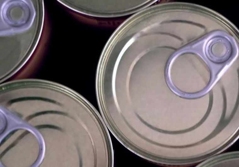 Se debe tener mucho cuidado con las latas en conserva.