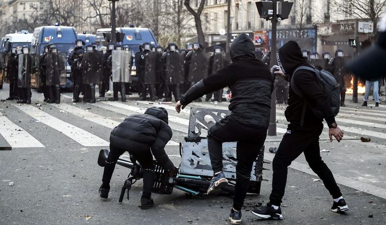 Francia París protestas Francia sigue en las calles, protestando. Foto: Efe.