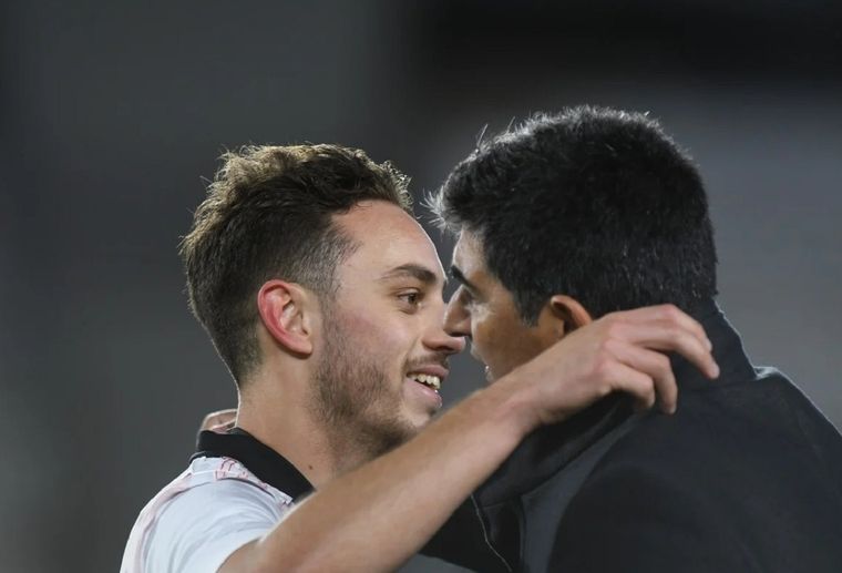 Nahuel Gallardo y Matías Biscay se saludan luego del partido. Foto: River Photos