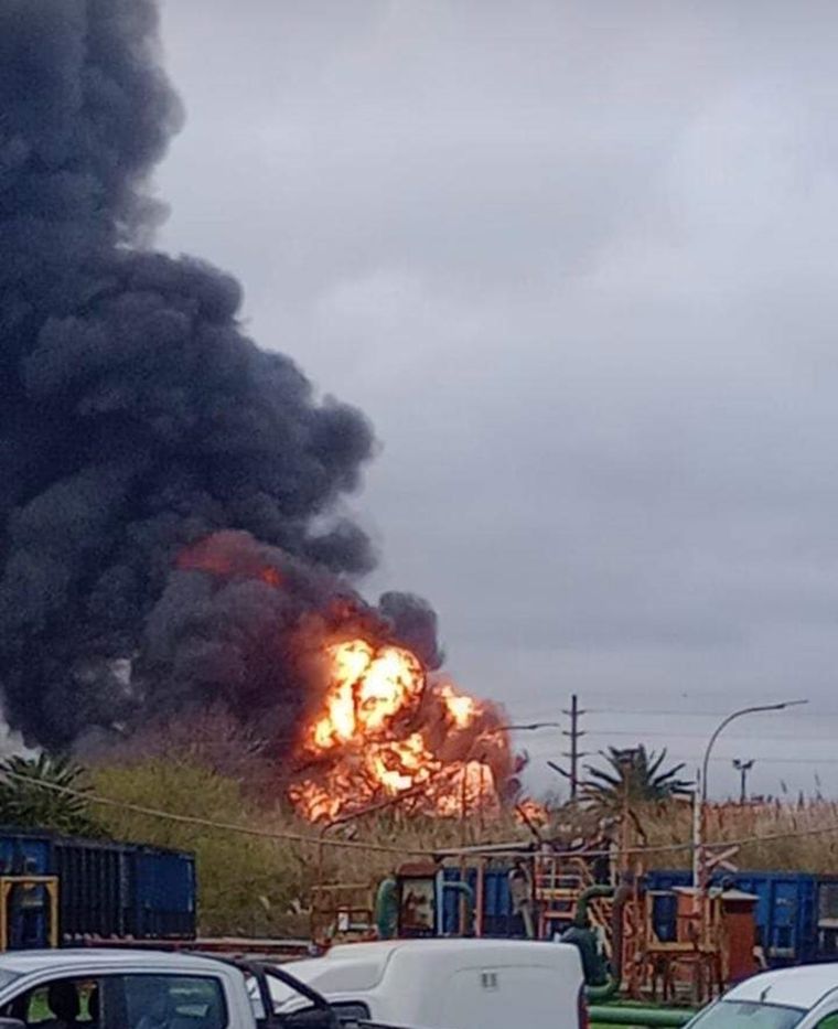 Junto al denso humo se vieron grandes llamaradas que salieron desde la refinería Foto: X