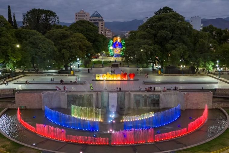 La Municipalidad de la Ciudad de Mendoza realizó un homenaje a la comunidad venezolana en plena Plaza Independencia. &nbsp;