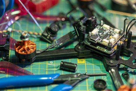 El dron inteligente de Anduril desafía la economía real de la guerra moderna. El dron inteligente de Anduril desafía la economía real de la guerra moderna.