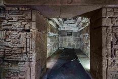 La antecámara y la cámara están adornadas con elementos finamente tallados.
