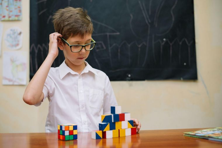 Como la atención, la memoria de trabajo, el monitoreo, el control inhibitorio se desarrolla con la edad y es muy necesario para los procesos de aprendizaje. Foto: Freepick.
