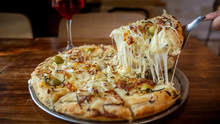 La receta de pizza fugazzeta rellena nació en las pizzerías de Buenos Aires gracias a la influencia de inmigrantes italianos. La receta de pizza fugazzeta rellena nació en las pizzerías de Buenos Aires gracias a la influencia de inmigrantes italianos.