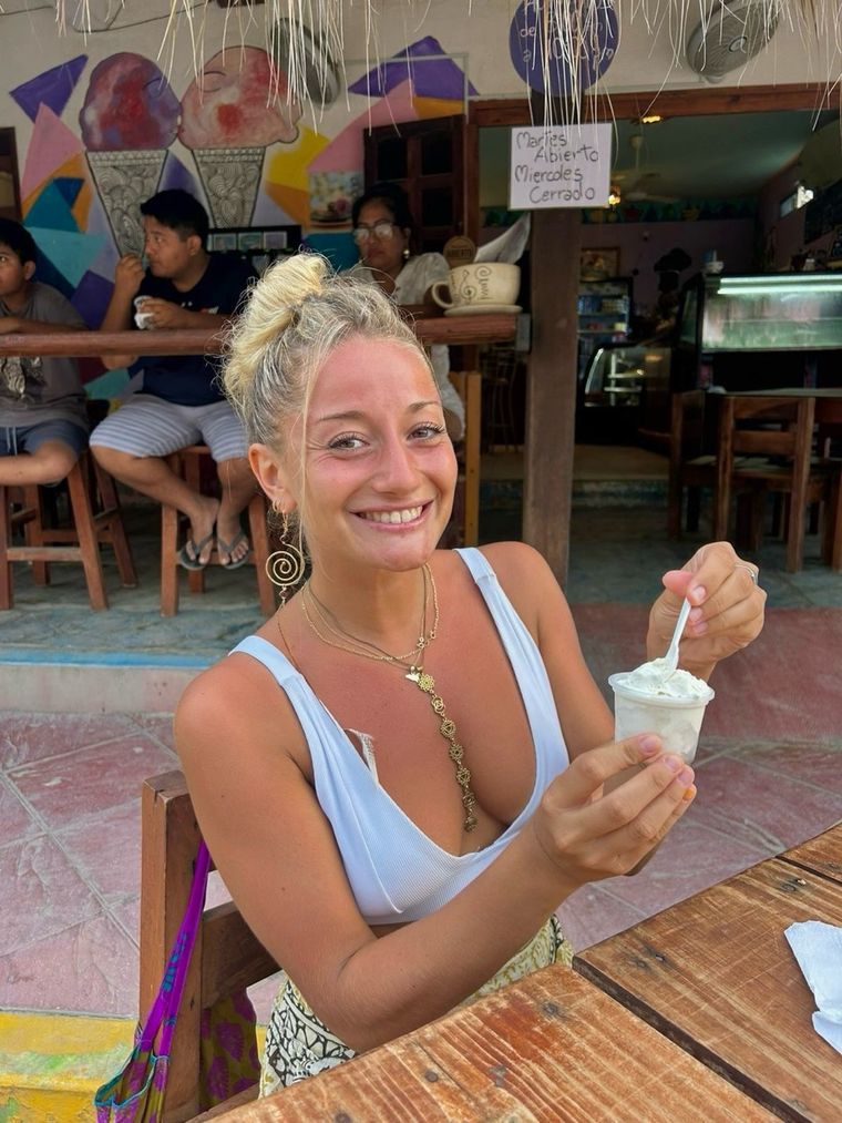 La joven se encontraba realizando un viaje por Australia junto a una amiga durante el accidente. La joven se encontraba realizando un viaje por Australia junto a una amiga durante el accidente.