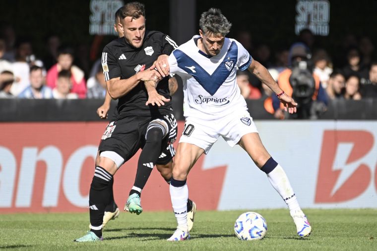 Riestra recibe a Vélez en Bajo Flores. Foto: FotoBaires