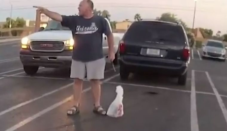 El hombre, armado y borracho, estaba causando desmanes en un centro comercial y una mujer policía tuvo que dispararle