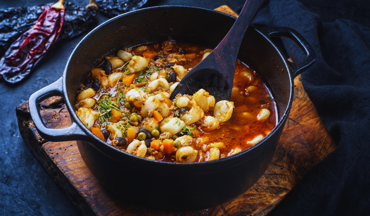 Cada región de México tiene su propia versión, pero la receta del pozole rojo es una de las más populares por su color y sabor. Cada región de México tiene su propia versión, pero la receta del pozole rojo es una de las más populares por su color y sabor.