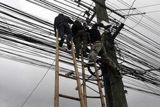 Electricidad El sujeto recibió un shock y se precipitó desde la altura. Imagen ilustrativa. Foto: thethaiger.com.